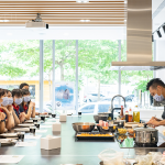 看著老師每一步驟的示範(fàn)與教學(xué)，一顆粽子的背後，是經(jīng)過(guò)繁瑣的步驟，從備料、炒料、再到包粽，讓我們感恩腳下每一寸土地，步步講究、守候與疼惜。