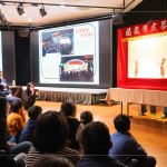 以牛皮刻劃出的戲偶，透過簽桿操控，利用燈光照射在白色布幕上，依循劇本內(nèi)容搭配音樂與口白來演出，既趣味又有意義。