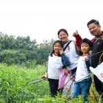 新業(yè)住戶攜家?guī)Ь臁⒉讲较蚯?，帶孩子親近大自然的同時，也一同用行動守護(hù)著這條生命之河。