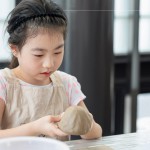 大手與小手們紛紛捏出風(fēng)鈴罩，可以捏出帥氣的火箭造型，或是俏皮的小圓帽，天馬行空，玩轉(zhuǎn)創(chuàng)意。