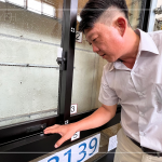 新業(yè)建設(shè)營建部 賴英濱經(jīng)理 仔細(xì)確認(rèn)，水密性能試驗後的氣密窗，是否有漏水、滲水、濺水等狀況。