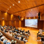 跨越千里，尋訪北歐冰川，聽見古老冰川喘息的消融，深邃的夢幻冰洞，從冰河母體崩裂，流落到冰河湖，再漂向大海，流連在海岸線上。