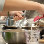 將切塊的白蘿蔔放入料理機打成汁，濾出蘿蔔渣的蘿蔔水，分別取出所需要的單位數(shù)並加入燜煮，讓蘿蔔糕更有香氣與口感。