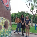 淘氣稚嫩之姐妹倆(插畫家邱馨怡 右一)，一同參觀新業(yè)觀峰『馬賽克藝術拼貼?戶外碉堡』，由日本藝術家駿 河敏，駐臺3週親手打造。