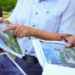 依照3D圖挑選適切的景石及樹種，模擬日照位置與擺設(shè)面向，更需要考量生長環(huán)境，打造與自然共存的建築。