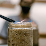 封罐前最後儀式，透過火焰高溫殺菌，為歲月的釀造揭開序幕，讓時間與微生物在無瑕的環(huán)境中，慢慢交織出專屬的風味。