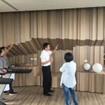 景觀健身房裡的一側(cè)，佈滿不規(guī)則而立體的線條，隱身的收納空間透過具現(xiàn)代感的擺設(shè)，瞬間進(jìn)入藝術(shù)的魔幻空間。