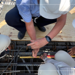 眾人齊心於樓頂安裝「噴金漆鋼筋」，古有云「上樑有如人之加冠」，不論在建築進度及民俗學上都極具意義。