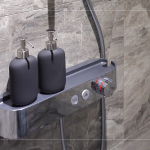 主、客浴裝載溫控沐浴龍頭，搭配貼心的檯面設計，減法的設計美學是專屬建築職人的巧思。