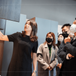 大雅廚具 張怡嘉執(zhí)行長(zhǎng)(左一) 詳細(xì)解說(shuō)各櫥櫃的設(shè)計(jì)規(guī)劃，流暢的操作動(dòng)線(xiàn)、系統(tǒng)化的收納與清潔，是新業(yè)職人選品的重要依據(jù)。