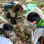 透過引導(dǎo)員的專業(yè)指示，將垃圾清楚的分類、有系統(tǒng)的規(guī)劃，是一場淨(jìng)溪活動中不可或缺的角色。