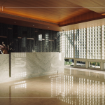 建築師巧妙運(yùn)用基地優(yōu)越的採(cǎi)光與通風(fēng)條件打造精緻小品建築，以「光盒子」為構(gòu)想核心，形塑出兼具自明性與神秘感的建築語(yǔ)彙。