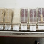 將包裝空氣抽除並封口，保持真空狀態(tài)，使白米、糙米與紅豆更能保鮮。