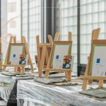 乘著9月夏日餘溫，相約家人，來(lái)到新業(yè)睿見(jiàn)R樓，屢屢陽(yáng)光穿透玻璃窗，築一場(chǎng)畫(huà)布拾光。