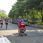 新業(yè)團(tuán)隊(duì)在賽程路上也捕捉不少令人感動(dòng)的風(fēng)景：小小跑者尚未能參與比賽，但媽咪成為強(qiáng)大且耐心十足的後盾，讓小小孩也感受場(chǎng)邊加油聲的熱情與支持。