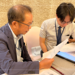 小組間透過面談紀(jì)錄表，交流對(duì)話，模擬面談時(shí)應(yīng)具備的技能，找到最適配職位、團(tuán)隊(duì)和公司文化的人才。(圖左一為新業(yè)建設(shè) 卓勝隆 董事長)