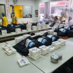 一份份的飯包按照配送的區(qū)域，一份份堆疊，也蘊含著背後默默付出的愛與關  懷。