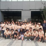 七天六夜東海建築營的參訪除了觀峰再添一案，鏡頭轉(zhuǎn)到社會勞工住宅【新業(yè)宜家】，由楊世偉經(jīng)理(右一)及林宜鋒建築師（左一）帶大家探索生活的靈感與美感。