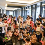 小朋友好奇盯著魔術(shù)師手中那可愛的小豬、小鴨造型氣球是怎麼成形的，殷殷期盼著早點(diǎn)拿到專屬於自己的氣球。