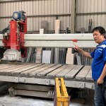 因應(yīng)不同石材，使用的切割器類型、規(guī)模也不同。從塊狀到呈現(xiàn)片狀，都少不了切割機(jī)的垂直切塊、拋光機(jī)水平打磨以及人工鑿刻等階段。