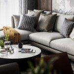 回了家，讓自己原本拘謹(jǐn)?shù)膽B(tài)度變得隨興自適，些許慵懶也無妨，因?yàn)榧沂侨绱司哂邪萘Γ蚨蔀樯锌是蟮你裤街弧?>
										<div   id=