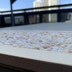 石毯是造景中常見的元素，減弱石材的粗獷感，不飽和的抿石色調(diào)帶進(jìn)更多親切感，也讓視覺上顯得更輕盈。