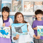 繽紛畫作、燦爛笑容，藉由相機(jī)留下美好記憶。