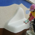 放學(xué)與同伴坐在椅子上，感受自在遨遊的時光，在公共藝術(shù)品【友．相伴】的構(gòu)想中，人與自然是共生共存的關(guān)係，延伸出立體的座椅，作為相依相惜的象徵。