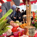 由新業(yè)建設(shè) 穆椿松名譽(yù)董事長起頭，斟上一杯敬天地的心，建築的初衷與懇求願(yuàn)得天地垂聽。