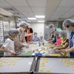 深入庇護(hù)工場(chǎng)的生產(chǎn)線，體驗(yàn)讓50位身心障礙者穩(wěn)定就業(yè)的工作場(chǎng)域，新業(yè)家族的大小朋友們，親身投入在製作烘焙品的樂(lè)趣之中。