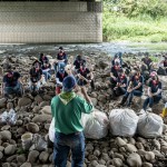 感謝荒野保護(hù)協(xié)會(huì)的帶領(lǐng)，在一袋袋垃圾前，我們嘗試閉上雙眼，感受風(fēng)吹過(guò)皮膚、聆聽(tīng)大自然原有的各種聲音。