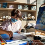 運用海綿以輕拍的方式打底，會產(chǎn)生與刷子很不一樣的紋理效果，在分層上色時，海綿也能將顏色巧妙地融合在一起，為作品帶來深度。