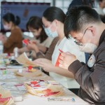 家人們聚精會(huì)神，為剪出理想的作品，需要仔細(xì)地、慢慢地動(dòng)手，將對(duì)新年的展望
寄託於此。