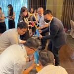 團(tuán)隊(duì)合作需腦筋急轉(zhuǎn)彎，思考如何有效率的傳接球，再討論分工策略，從過(guò)程中調(diào)整方法，創(chuàng)造團(tuán)隊(duì)佳績(jī)！