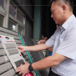 新業(yè)建設(shè)吳志輝建築師 仔細(xì)比對(duì)樣品與實(shí)際成品，並於陽(yáng)光照射下，感受顏色紋理及曲線(xiàn)起伏。