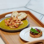 橄欖油在料理中有許多變化，當天活動示範『芝麻葉番茄沙沙普切達』、『經(jīng)典橄欖油泡蝦』，讓住戶在家中也能輕易完成。