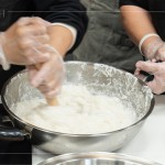 加熱拌勻的粉糊，使用搟麵棍持續(xù)攪拌1分鐘以上，為的是讓蘿蔔糕口感更有彈性、更有層次。