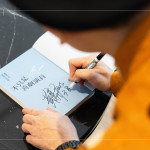 由黃豪平著作的「不只是喜劇演員」作為抽獎(jiǎng)禮，每一本都附上親筆簽名，將書(shū)籍變?yōu)橐环轀嘏呐惆椤?>
										<div   id=