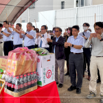 新業(yè)團(tuán)隊齊聚，心中滿懷期盼與感恩，眾人一心，手持炷香敬虔內(nèi)心，煙氣裊裊上升，願直達(dá)天聽。