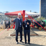 萬丈高樓平地起，新業(yè)建設(shè) 穆椿松 創(chuàng)辦人(左一)與 卓勝隆 董事長(右一)，講究紮實(shí)穩(wěn)健、堅(jiān)持建築職人精神，為城市注入嶄新面貌。