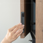 新業(yè)在櫥櫃設(shè)計上展現(xiàn)貼心巧思，不僅在櫃體設(shè)有凹槽，更加裝圓形的防撞墊，讓住戶每次開櫃都更順手、靜音。