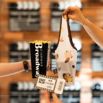 致贈(zèng)新業(yè)設(shè)計(jì)「河貍款杯袋」，解放雙手輕鬆袋著走，可重複使用，為環(huán)境友善貢獻(xiàn)一份心意。