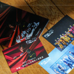 劇團(tuán)特別精選五張劇照，製作成限量400份的專屬明信片，贈(zèng)送給參加『感謝消防英雄明信片傳情活動(dòng)』的來賓。