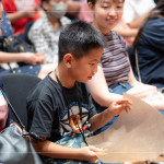 牛皮竟然這麼硬？！牛皮耐高溫、質(zhì)地堅韌且透光性強，常作為皮影戲偶的製皮來源，後續(xù)經(jīng)過畫稿、刻製、上色、組裝縫合、裝桿，造就一件件民俗工藝品。