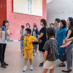 導(dǎo)覽員帶領(lǐng)住戶走訪臺(tái)中國(guó)家歌劇院，認(rèn)識(shí)獨(dú)特的建築工法，探索每一處細(xì)節(jié)背後的故事。