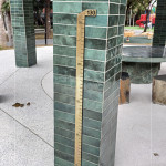 八角亭柱上嵌著一段『黃銅尺標(biāo)』，刻上130公分的位置，這是量測(cè)樹圍的基準(zhǔn)，也是歲月的起點(diǎn)，將數(shù)字除以2.5便能估略樹的年齡。