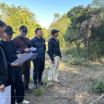 新業(yè)建設(shè)簡(jiǎn)福榮總經(jīng)理(圖左一）、楊家凱建築師(圖左二)與新業(yè)職人團(tuán)隊(duì)、景觀設(shè)計(jì)團(tuán)隊(duì)，前往彰化田尾，嚴(yán)選在地樹(shù)種，圈起土地與建築間的情感。