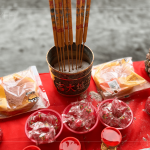 建築職人團(tuán)隊(duì)齊聚，慎重且誠(chéng)心，持煙香祭拜，將心願(yuàn)直達(dá)天聽。