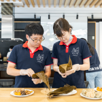 當(dāng)天大多數(shù)為初體驗(yàn)的同仁，互相請(qǐng)益、交流，每一步驟不得馬虎，為的是將這最真切的禮物，送至獨(dú)居長(zhǎng)輩、身心障礙者手中，為今年端午節(jié)增添另一份手感溫度。