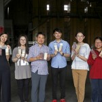 新業(yè)認(rèn)養(yǎng)霧峰益全香米已近十個(gè)年頭，今年秋分前夕由新業(yè)建設(shè) 邱正光副總（左三）帶領(lǐng)新業(yè)同仁樂(lè)當(dāng)一日小農(nóng)，進(jìn)行碾米初體驗(yàn)。